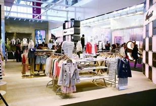 買衣服,網購還是去實體店呢 服裝廠老板說出實情